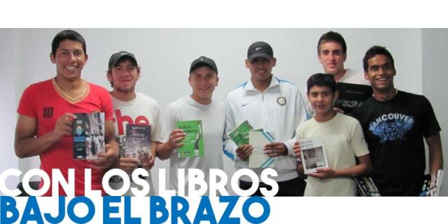 Con los libros bajo el brazo